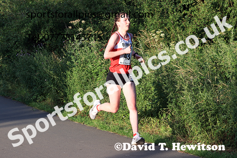 The 2025 Tynedale Pie n Peas 10k Road Race, Ovington to Low Prudhoe, Northumberland. Photo: David T. Hewitson/Sports for All Pics